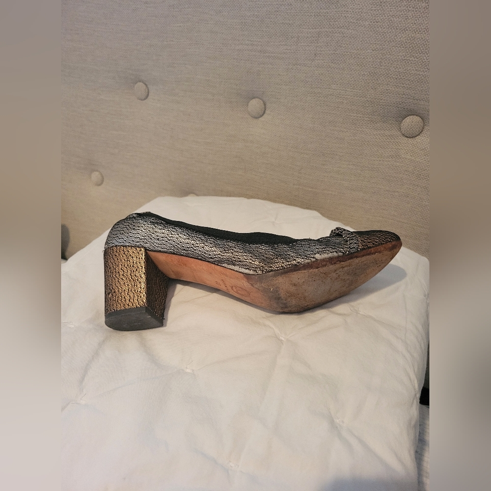 CHANEL Metallic Gold & Black Lace Cap-Toe Pumps – Size 40 (US 9) - Picture 5 of 7